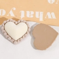Vista macro di toppa in resina a cuore con bordi perlati per accessori capelli fai-da-te - Forma di Cuore (J04—4—1)