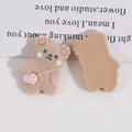 Nahaufnahme von DIY beflocktem Bären-Accessoire mit kleiner rosa Tasche zum Basteln - Kaffee Bär Mit Tasche