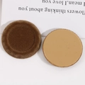 Detailweergave van ronde geflockte hars bedeltjes met bruine textuur en basis - Bruine Ronde Stijl