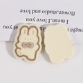 Detailansicht der Vorder- und Rückseite eines niedlichen DIY-Bastelhasen aus Flocken - Cremeweiß Hase Mit Schleife