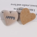 Detailansicht eines beigen beflockten Herzanhängers mit schwarzem Happy-Schriftzug - Kaffeeherz