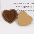 Detail van hartvormige gevlokte harsbedeltjes met zachte bruine fluwelen textuur voor DIY-sieraden - Koffiehart