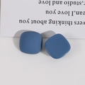 Details von quadratischen matten Ohrsteckern in Nebelblau aus Kunstharz für DIY - Blau Quadratisch