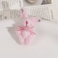 Vue détaillée d'un lapin en peluche rose avec nœud en velours et étoiles argentées - Rose