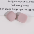 Nahaufnahme matter rosa 15mm quadratischer Harzohrringe mit abgerundeten Ecken - Hellrosa Quadratisch