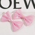 Detalle de dos pinzas para el cabello con lazo de malla rosa hechas a mano en bandeja - Rosa oscuro