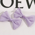 Detalle de dos pinzas para el pelo con lazos de malla suave de color púrpura claro - Violeta Claro