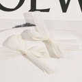 Detail von handgefertigten weißen Haarklammern aus Netzgewebe mit elegantem Tüll-Effekt - Weiß