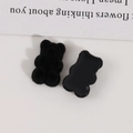 Makro-Detail von schwarzen beflockten Bären-Charms aus Harz für DIY-Schmuckzubehör - Schwarz