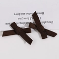 Paire de barrettes à nœud en ruban marron foncé en tissu texturé sur carte blanche - Café Foncé