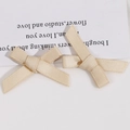 Gros plan de nœuds en ruban champagne faits main pour accessoires de cheveux et bijoux - Couleur Claire