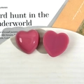 Dunkelrosa herzförmige Harz-Ohrstecker mit glänzender Oberfläche für einen süßen Look - Herzförmig / Dunkelrosa