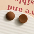 Dunkelbraune matte Harz-Ohrstecker in einem minimalistischen runden 15mm Design - Rund Und Dunkelbraun