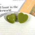 Glänzender grasgrüner Harz-Herzanhänger für DIY Schmuck und Haarschmuck - Herzförmig / Hellgrün