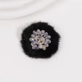 Dettaglio del fiore in pelliccia nera fatto a mano con perle di cristallo centrali - Fiore Bianco Peluche Nero