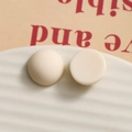 Zwei cremeweiße runde Harz-Ohrstecker mit glatter, halbkugeliger Oberfläche im Set - Milky White Round