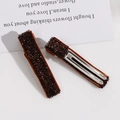 Vue détaillée de barrettes rectangulaires en sequins marron foncé sur pinces métal - Café Foncé