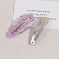 Dettaglio di due fermagli in velluto intrecciato viola con trama elegante in metallo BB - Viola