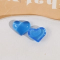 Macro van doorschijnende blauwe hars hartbedeltjes met kattenoogeffect voor sieraden - Blauw