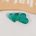 Detailopname van doorschijnende smaragdgroene hartvormige bedeltjes voor DIY-sieraden - Groen