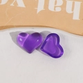 Macro-detail van doorschijnende dieppaarse hartvormige harsbedeltjes voor DIY-sieraden en clips - Paars