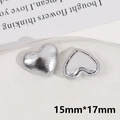 Dettaglio macro di accessori per gioielli in lega a forma di cuore argento 15mm con trama - Stile Cuore Argento