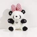 Nahaufnahme eines Plüsch-Pandas mit roter Schleife, Perlenkette und Herzanhänger - Panda Mit Karierter Schleife