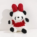 Detailansicht eines Panda-Plüschtiers mit rotem Strickpullover und großer roter Schleife - Panda In Rotem Pullover