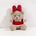Makroaufnahme von khakifarbenem Plüschbär mit rotem Strickpullover und großer Seidenschleife - Brauner Bär In Rotem Pullover