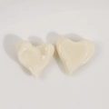 Detail van twee gebroken witte hars hartvormige DIY-accessoires met glanzend oppervlak - Broken Wit