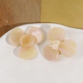 Lot de barrettes fleurs en acétate jaune dégradé posé sur un plateau en céramique - Patch à Trois Pétales / Rose Jaune