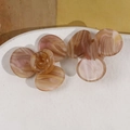 Détail macro de pinces à cheveux fleurs en acétate avec texture marbrée rose et marron - Patch à Trois Pétales / Marron