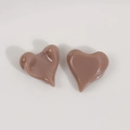 Detailweergave van mokkabruine hars hartbedeltjes voor DIY sieraden accessoires - Dieproze