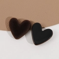 Dettaglio macro di un cuore floccato marrone e un accessorio fai-da-te nero lucido - Caffè Scuro