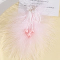 Detail von rosa Straußenfeder-Kopfschmuck mit Perlen-Maiglöckchen-Quasten - Rosa Feder Design