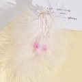 Detail von weißen Straußenfedern und Perlenquasten mit rosa Maiglöckchen-Anhängern - Weiße Feder + Hellrosa Perlen