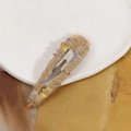 Makroaufnahme von Regenbogen-Strick-Haarclip mit flauschiger Textur und Details - Hellkaffee