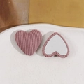 Dettaglio macro di ciondolo a cuore in velluto con base in metallo per accessori fai da te - Rosa Pesca