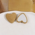 Dettaglio di ciondolo a cuore in tessuto kaki con base in metallo argento per gioielli - Giallo chiaro
