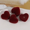 Détail de quatre perles de cœur en résine floquée bordeaux pour bijoux DIY - Bordeaux