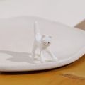 Porta anelli gatto minimalista in ceramica bianca con finitura lucida su vassoio - Gatto bianco