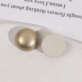Dettaglio macro di perle opache da 18mm e ciondoli in resina semitonda glitterati dorati - Oro Chiaro