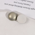 Dettaglio di accessori in acrilico semitondo da 18mm opaco e perlato verde e crema - Verde Grigastro