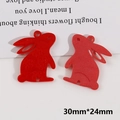 Dettaglio macro di ciondoli a coniglio rossi per gioielli fai-da-te con trama floreale - Coniglio 3D Rosso