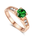 Ring aus Roségold mit großem grünem Edelstein und seitlichen Diamanten auf Weiß - US Größe 7.25 / Roségold Grüner Zirkonia