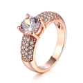 Bague élégante en or rose 14 carats avec un grand zircon rond et diamants latéraux pavés - Taille US 7.25 / Plaqué Or Rose Zircone Blanche