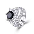 Primer plano de anillo doble de plata con gran piedra negra y circonitas pavimentadas - Piedra Negra Platino Con Borde Blanco