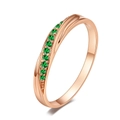 Roségoldener Ring mit wellenförmigem Band und zehn funkelnden grünen Zirkonia-Steinen - Roségold Grüner Zirkonia