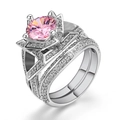 Detailansicht des silbernen Doppelring-Sets mit großem runden rosa Zirkonia-Hauptstein - US 5 / Weißgold-Ton Rosa Stein