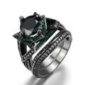 Detail von schwarz vergoldetem Ring-Set mit schwarzem Edelstein und grünem Halo - Schwarzgold-Ton Schwarzer Stein Grüner Rand